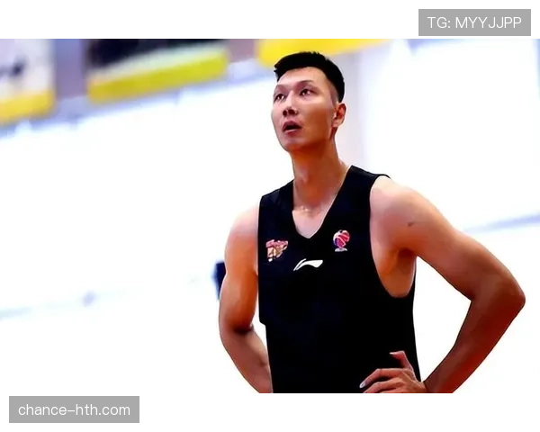 易建联训练完直接去接孩子放学，这自律和生活节奏真不是一般人能扛住的